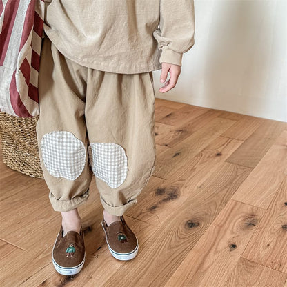 キッズ用チェック柄膝パッチ付きルーズパンツ、ベージュ系の裾リブ仕様