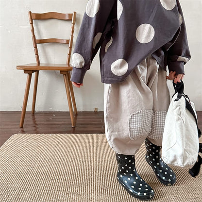 ベージュのキッズパンツ、ひざのチェックパッチとゆったり裾