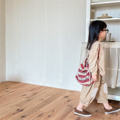 ベージュのゆったりキッズパンツ、ひざパッチとテーパード裾