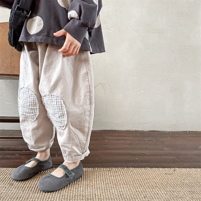 ベージュのルーズキッズパンツ、ひざのチェックパッチと裾