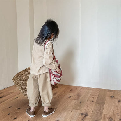 ベージュのキッズパンツ、ひざパッチ付きのくしゅっとしたシルエット
