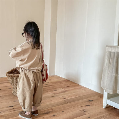 ベージュのルーズキッズパンツ、ひざチェックパッチと後ろ姿