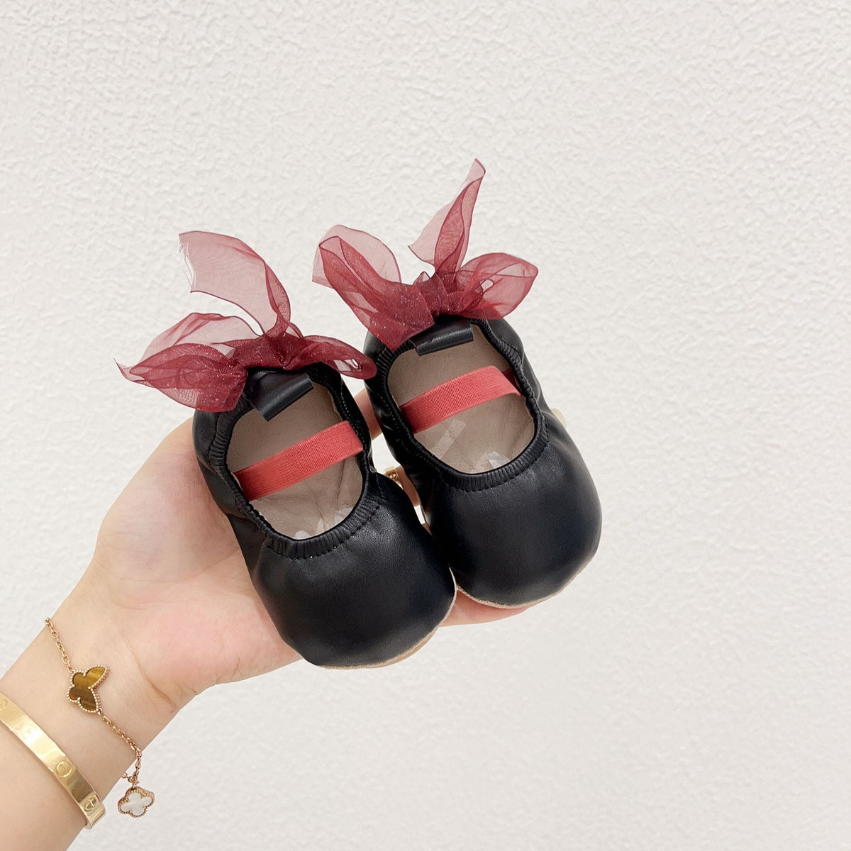 黒のベビー用リボンストラップソフトシューズ（赤いチュールリボン）