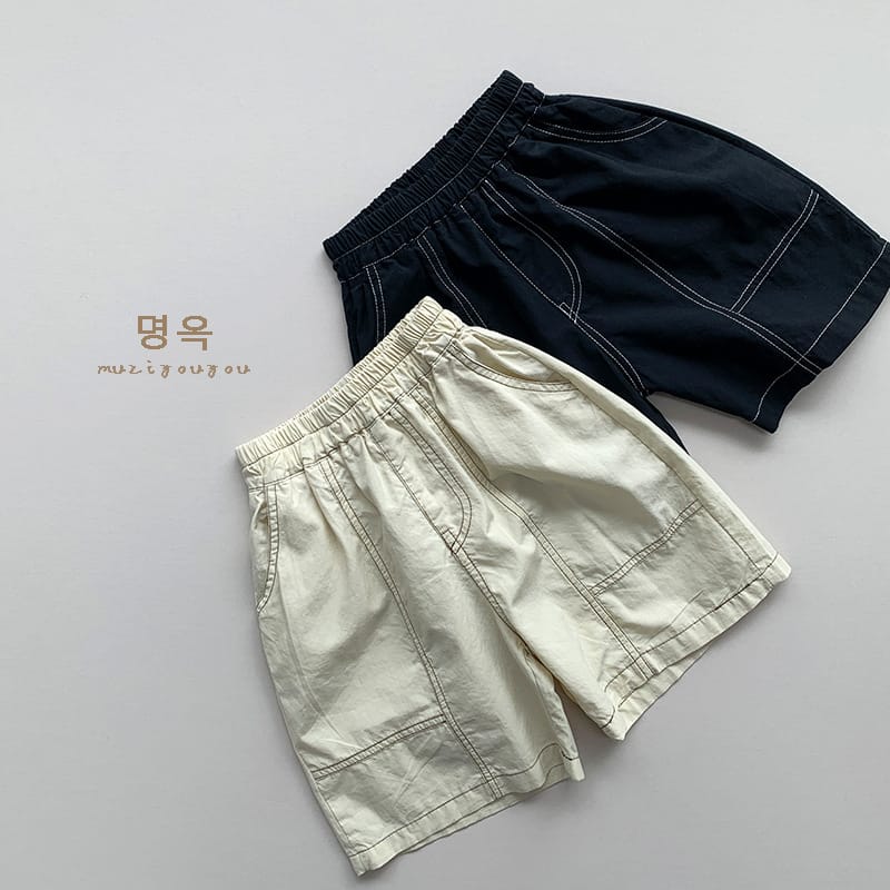 キッズ用ハーフパンツ2色（黒・生成り）、配色ステッチとワイドシルエット