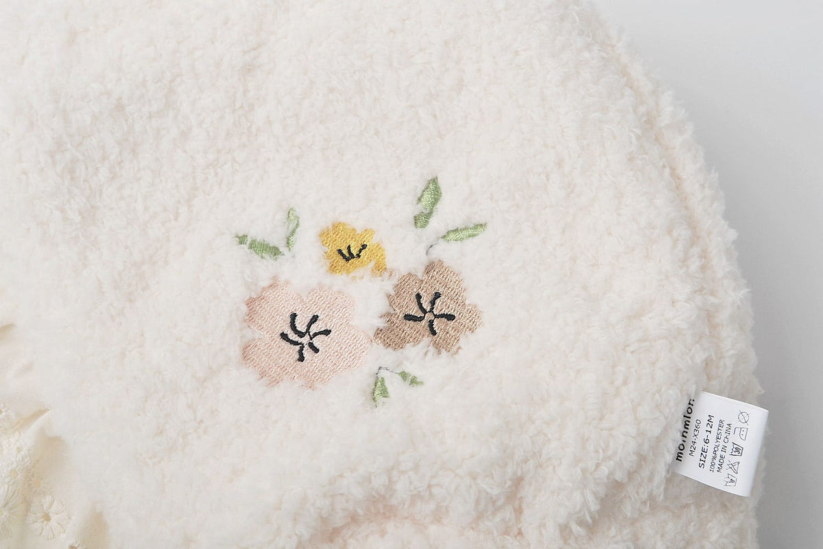 ボアフリース ボンネットキャップ、フラワー刺繍とタグ付き