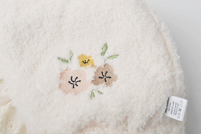 ボアフリース ボンネットキャップ、フラワー刺繍とタグ付き
