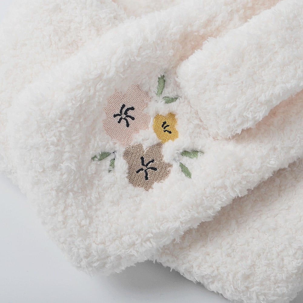 ボアフリース生地にフラワー刺繍、カラフルなモチーフアップ