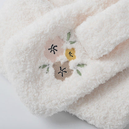 ボアフリース生地にフラワー刺繍、カラフルなモチーフアップ