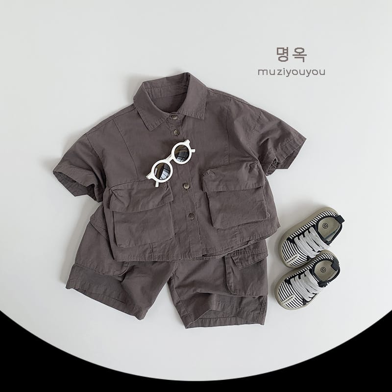 ダークブラウンのキッズカーゴハーフパンツ、ウエストゴムとサイドカーゴポケット