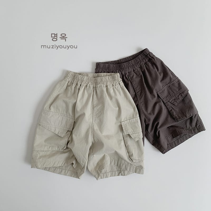 ライトカーキとダークブラウンのキッズカーゴハーフパンツ、ウエストゴムとポケット