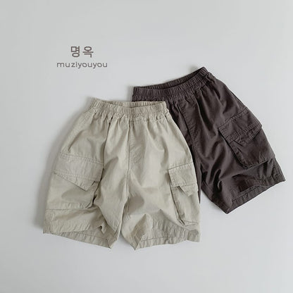 ライトカーキとダークブラウンのキッズカーゴハーフパンツ、ウエストゴムとポケット