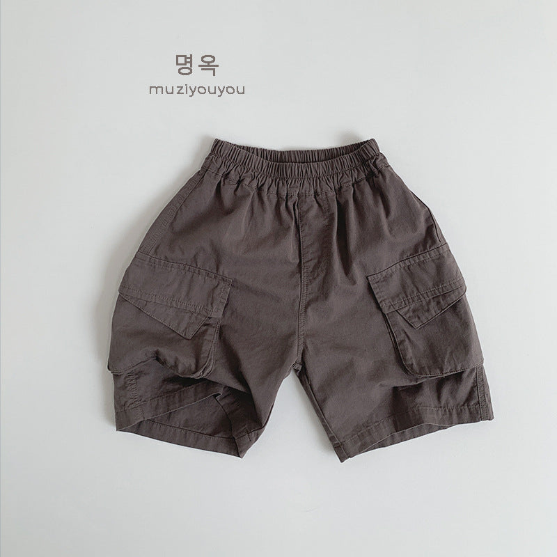 ダークブラウンのキッズカーゴハーフパンツ、カーゴポケット付きのゆったりシルエット