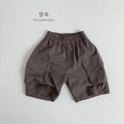 ダークブラウンのキッズカーゴハーフパンツ、カーゴポケット付きのゆったりシルエット