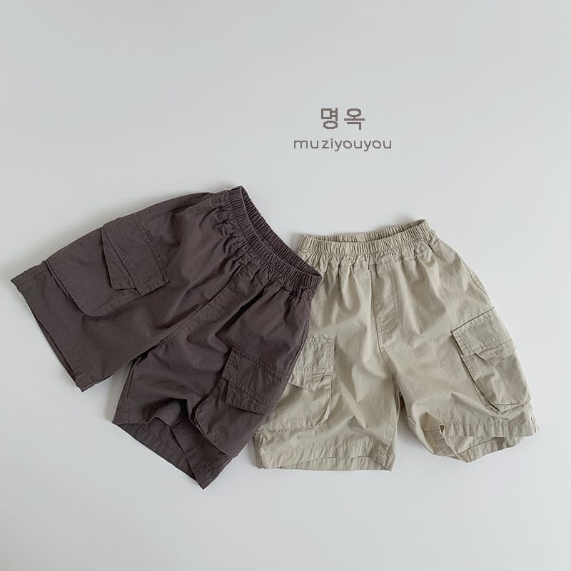 ダークブラウンのキッズカーゴハーフパンツ、ウエストゴムとサイドポケット