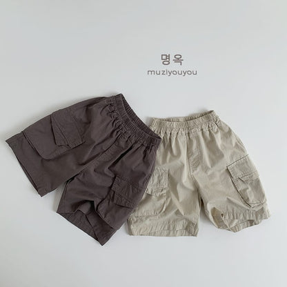 ダークブラウンのキッズカーゴハーフパンツ、ウエストゴムとサイドポケット