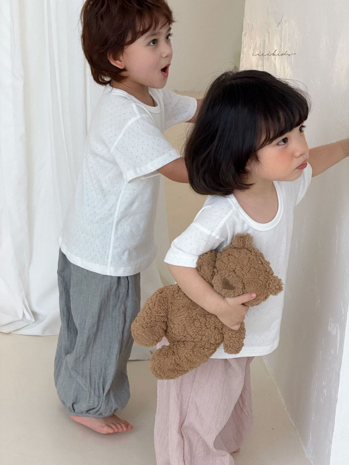 キッズ用裾シャーリングロングパンツ（ピンク）。裾にギャザーが入ったゆったり丈