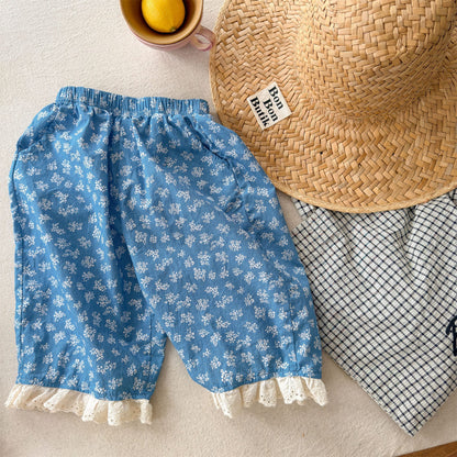 ブルーの小花柄キッズ裾レース ルーズパンツ（アンクル丈）