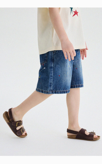 デニムハーフパンツの裾周り、カラフルなスプラッシュペイント