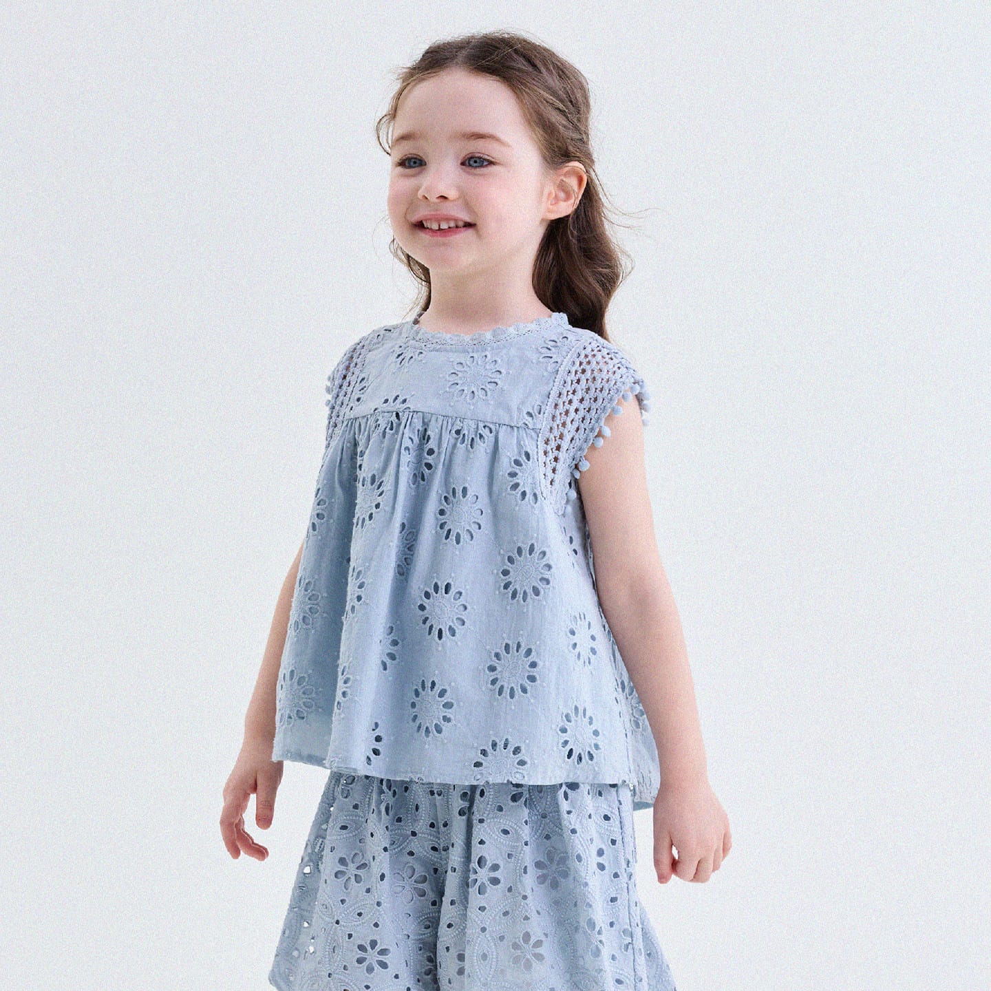キッズ レース アイレット カットアウト フリル ノースリーブ タンクトップ ショートパンツ【mh0013755】 Light gray-blue Tops / 90cm yunerma ノースリーブセットアップ