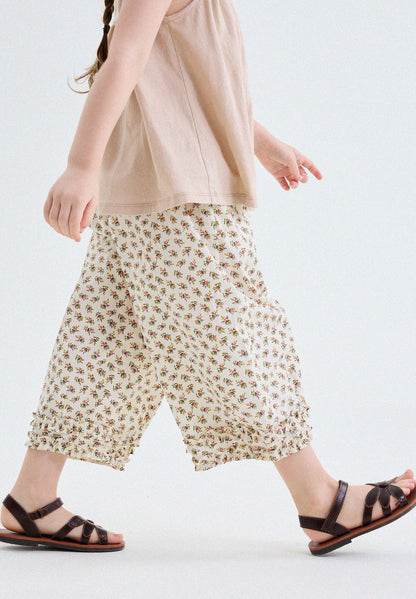 キッズ用花柄フリルのイージーワイドパンツ（アイボリー）後ろ姿