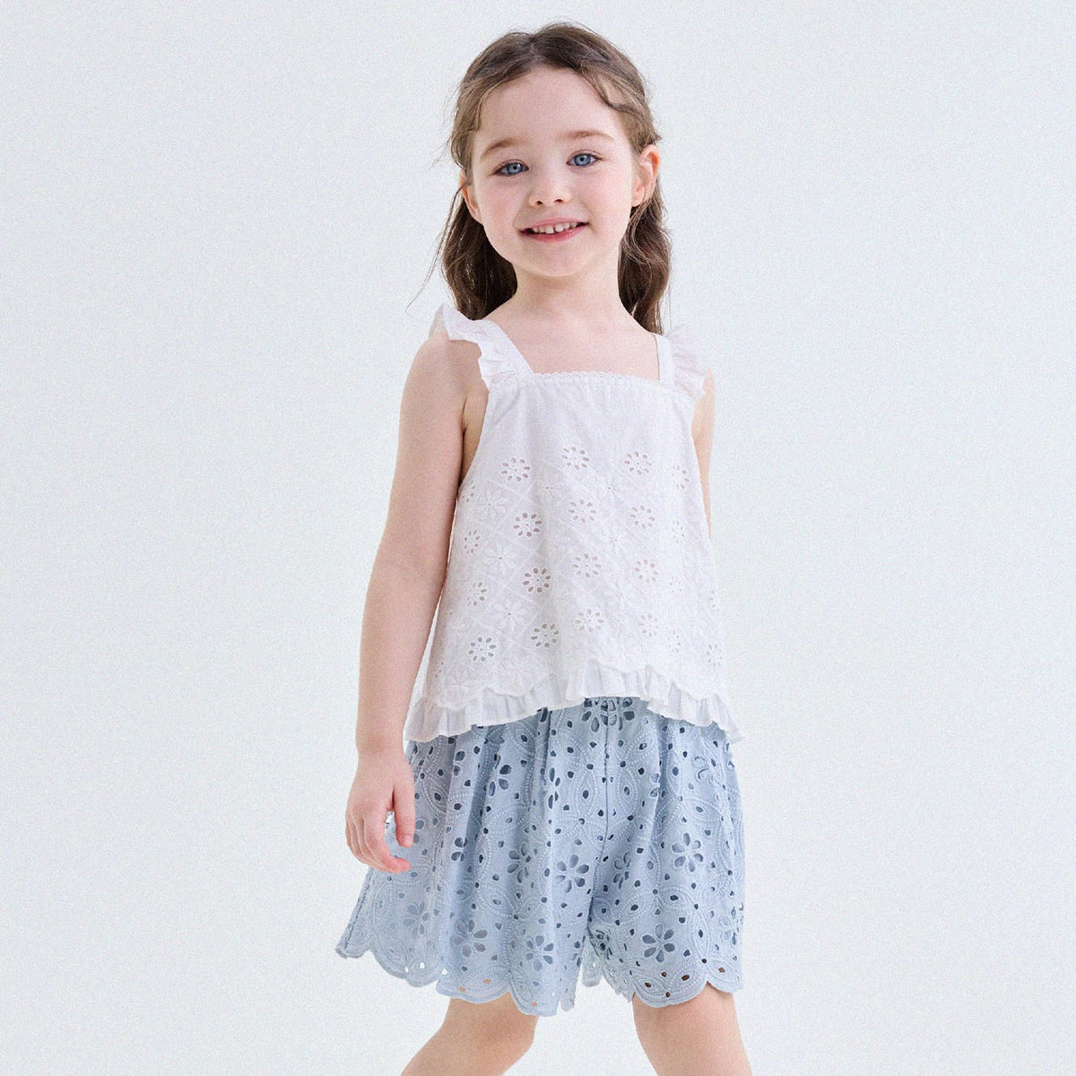 キッズ フラワーカットアウト フリルストラップ ノースリーブキャミソール【mh0013765】 White / 90cm yunerma タンクトップ・キャミソール・ノースリーブトップス