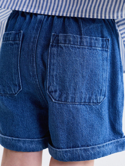 キッズ用デニムショートパンツ、バックポケットとステッチが見える