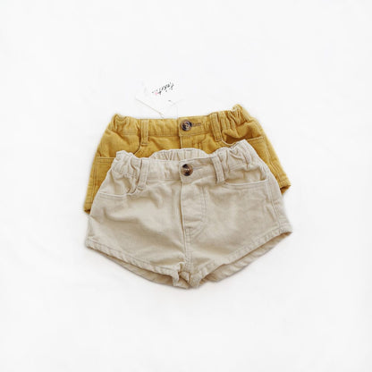 キッズ コーデュロイ ショートパンツ ベージュ、フロントボタンとベルトループ
