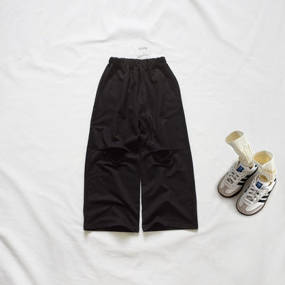 キッズ用黒のワイドスウェットパンツ、ダメージ加工とウエストコード
