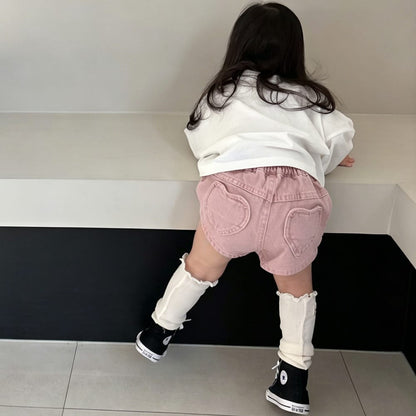 ピンクのキッズデニムショートパンツ、後ろにハート型ポケット