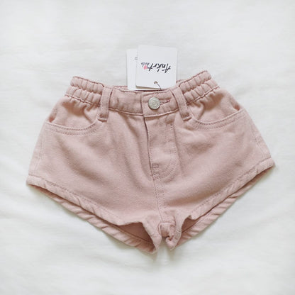 キッズ用ピンク系デニムショートパンツ。ゴムウエストとフロントボタン付き