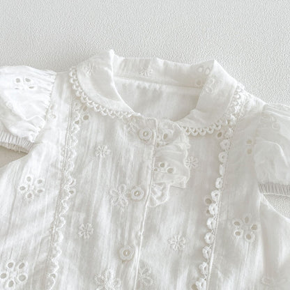キッズ用ホワイト半袖ワンピース、刺繍とレースのアップデザイン