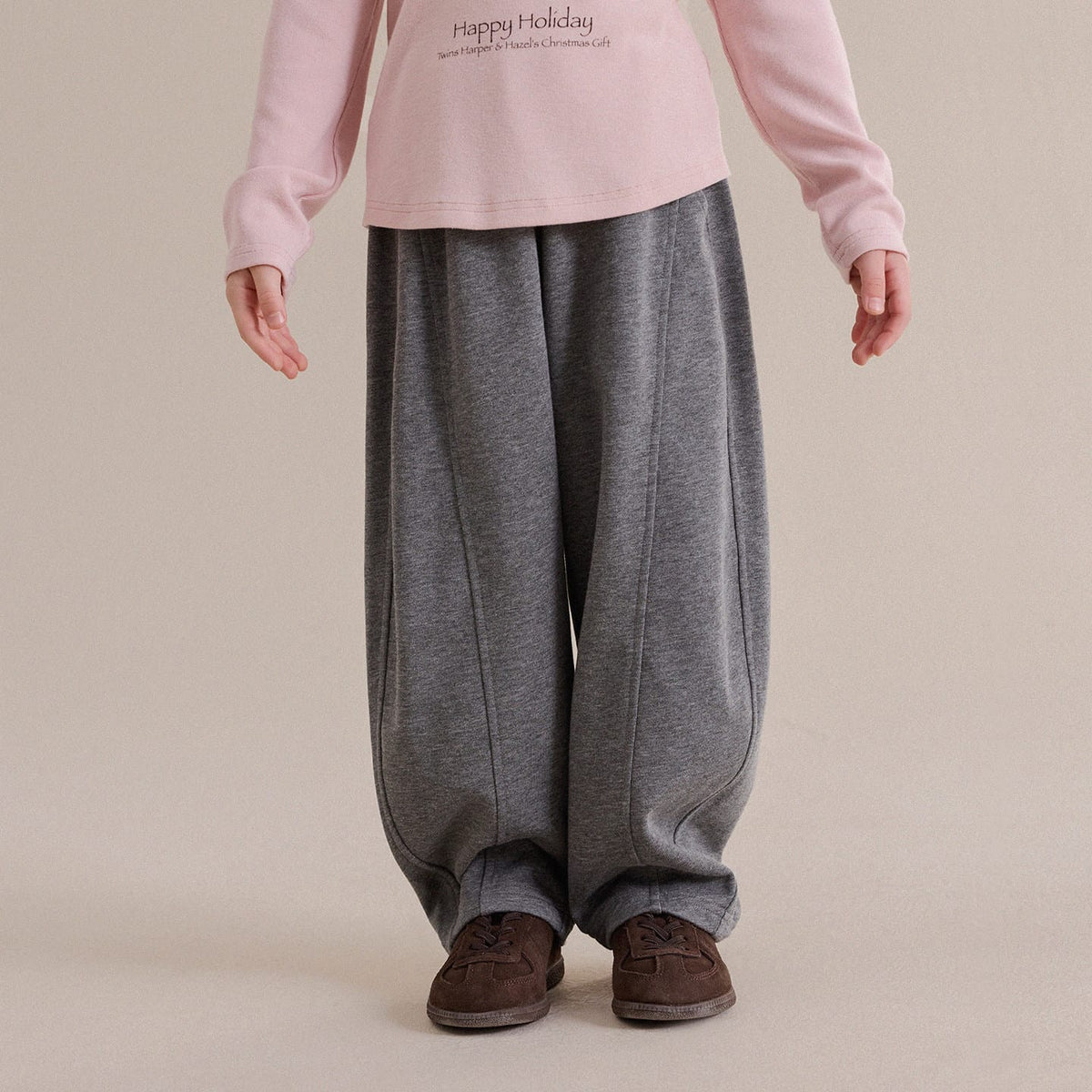 キッズ用グレーのルーズワイドスウェットパンツ、裾リブ付きゆったりシルエット