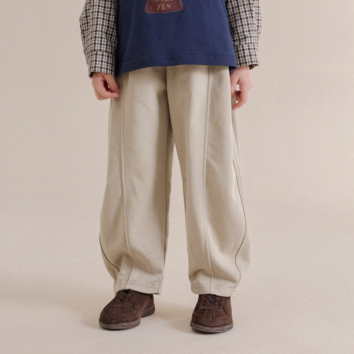 キッズ用スウェットパンツ（ルーズワイド）ライトアプリコット、太めのテーパード風
