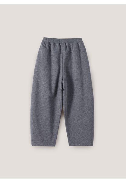 キッズ用スウェットパンツ（ルーズワイド）グレー、くしゅっとしたウエストとストレート寄り