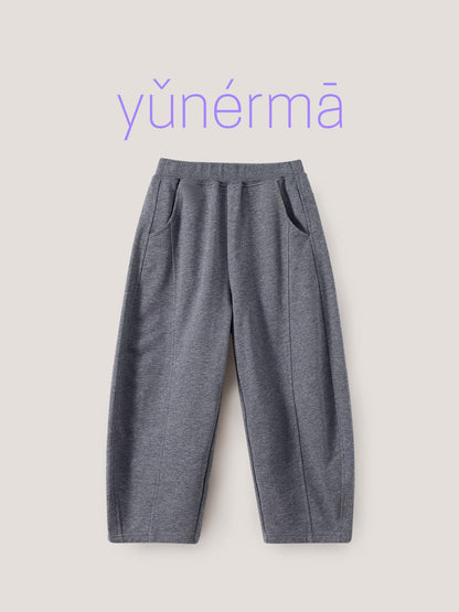キッズ用スウェットパンツ（ルーズワイド）グレー、フロントにタック風のデザイン
