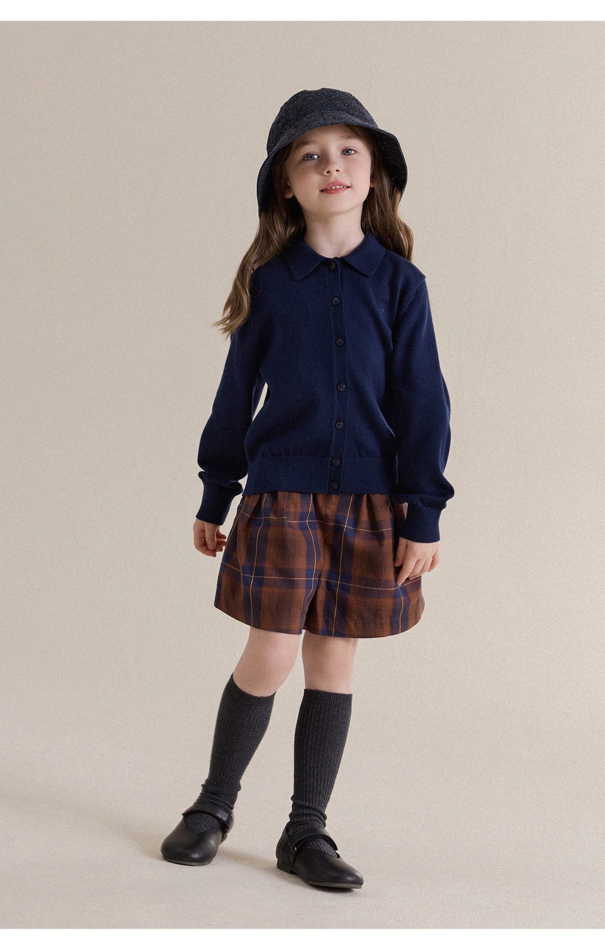キッズ用リブ編みハイソックス（ダークカラー）を履いた子ども