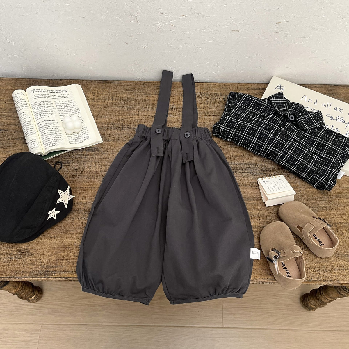 チャコールグレーのベビーキッズサロペットパンツ、肩ひも付きのルーズワイドバルーン