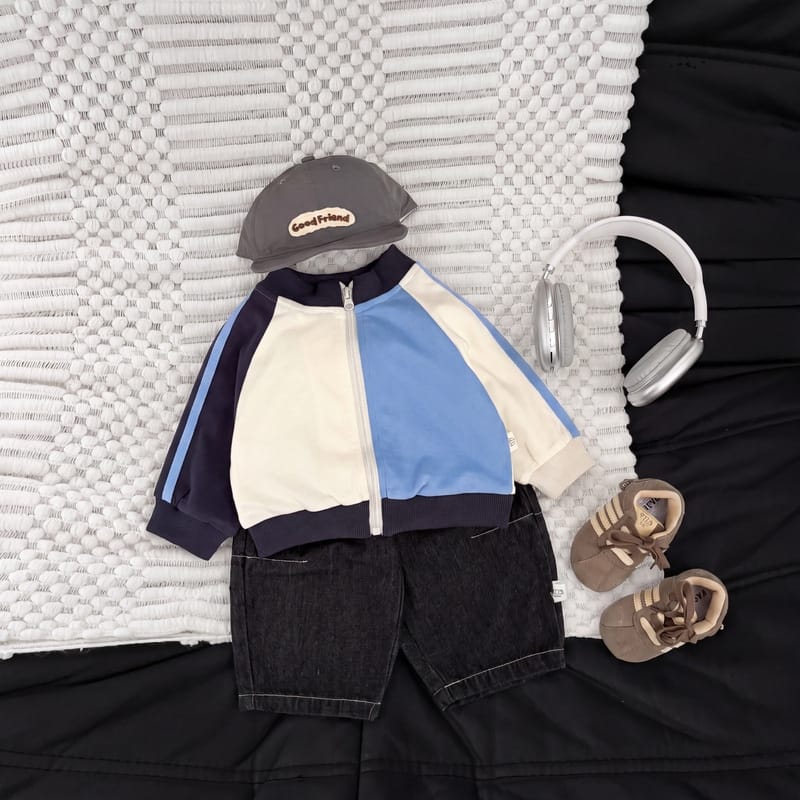 黒のデニムワイドパンツ（ハーフ丈）ゴムウエスト、フロントステッチ、くまワッペン