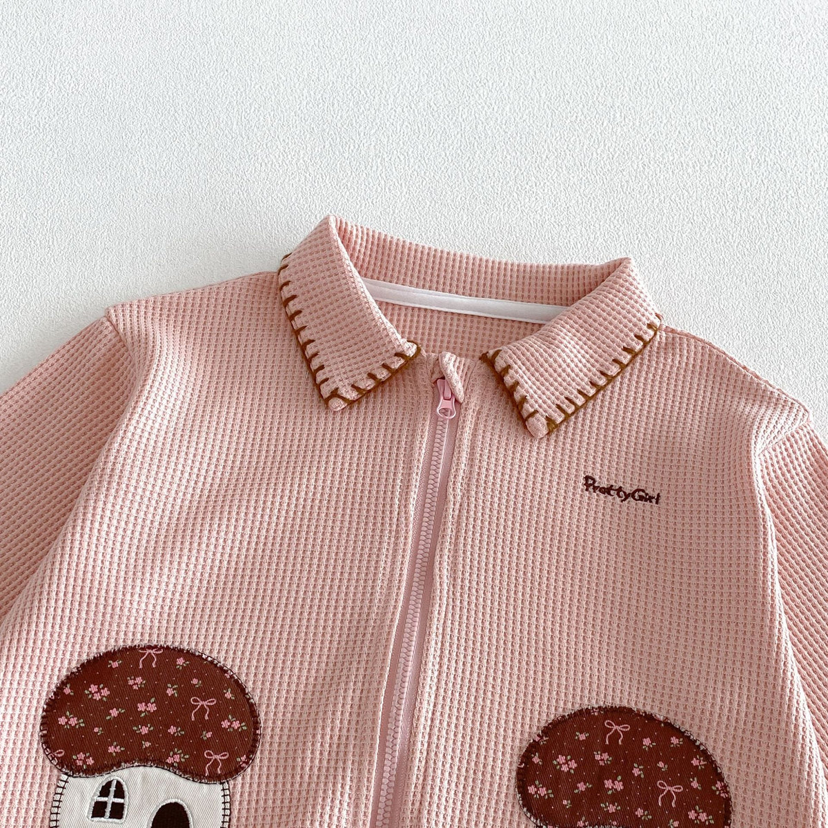 ピンクのワッフル風ジップアップジャケット、襟とロゴ刺繍