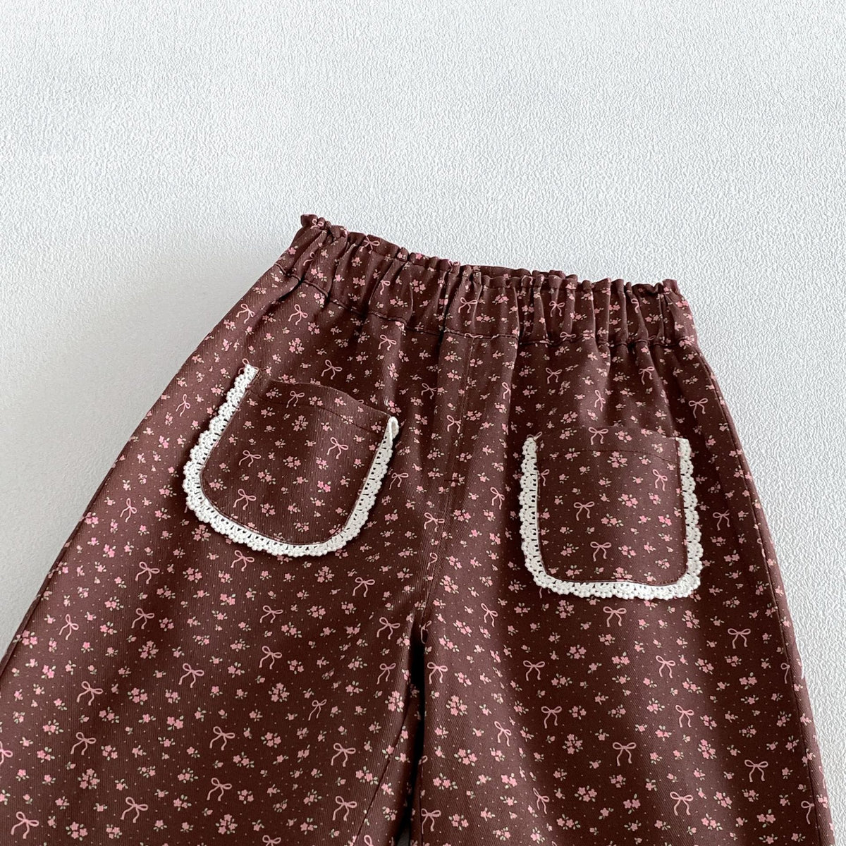 茶色の総柄ワイドパンツ、ポケット風切替ときのこモチーフ