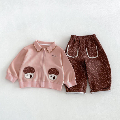 ピンクのジップアップジャケットと茶色総柄ワイドパンツのセット（きのこ柄）