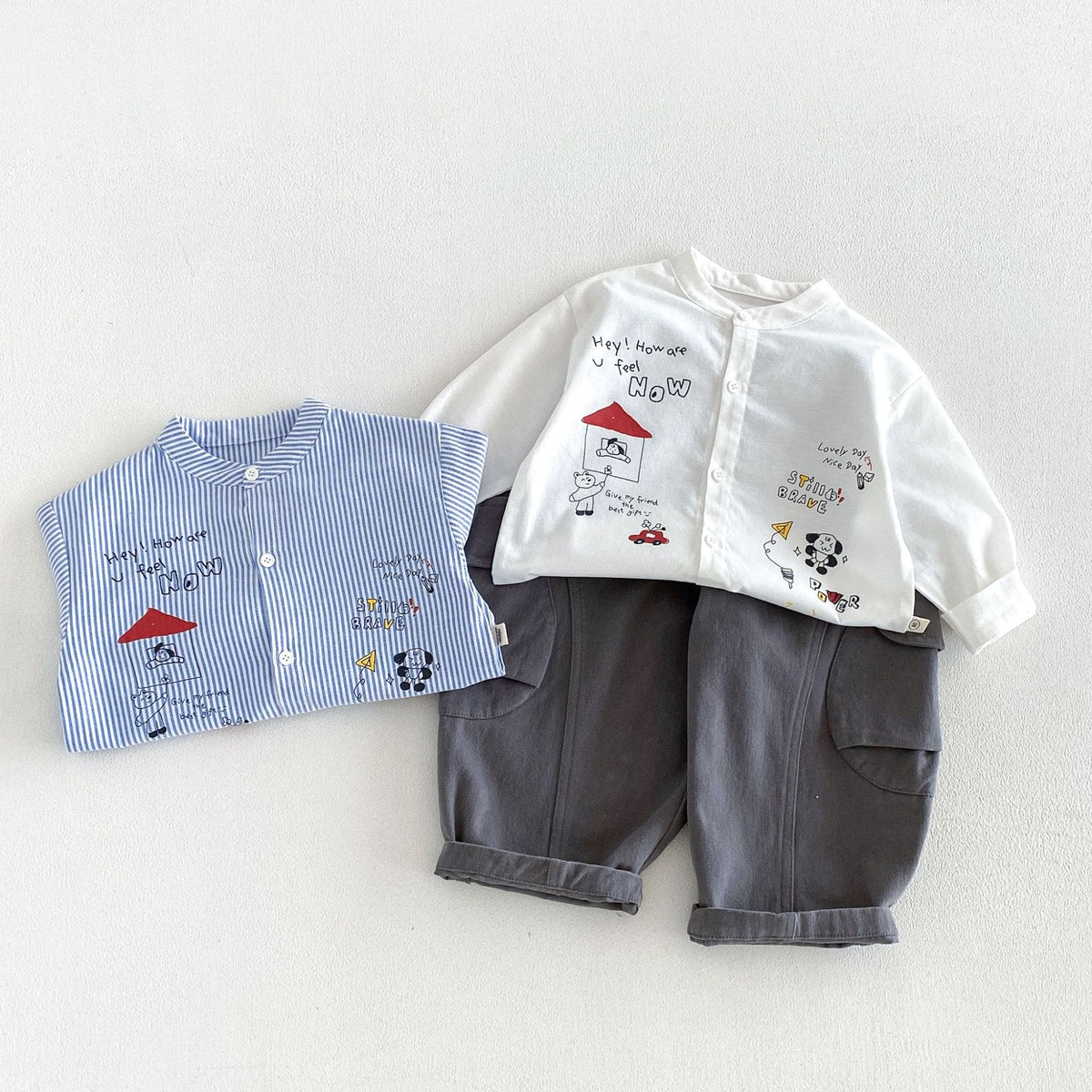 キッズ用 ストライプ長袖シャツ＆カーゴパンツセット（青×白トップス、黒寄りグレー）