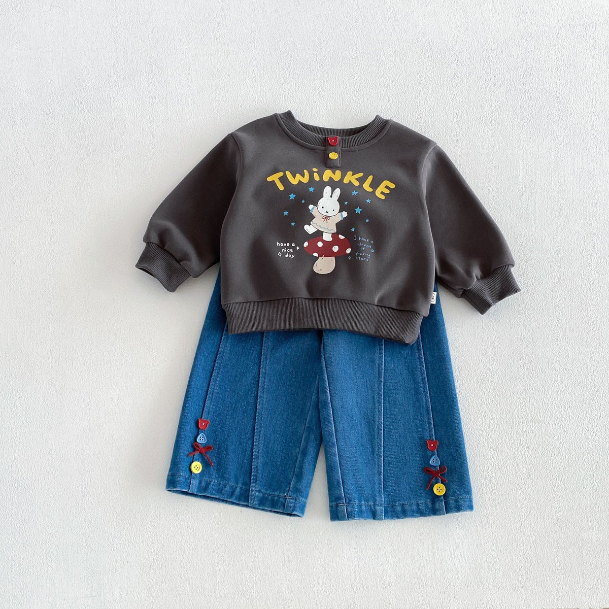 ダークグレーのキッズ長袖トレーナー、キャラクタープリント