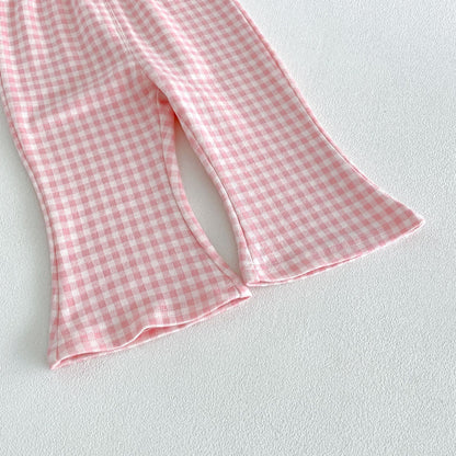 キッズ用ピンクのチェック柄フレアパンツ、裾が広がるシルエット