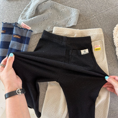 キッズ用ブラックのハイウエストレギンス、バックポケット付き