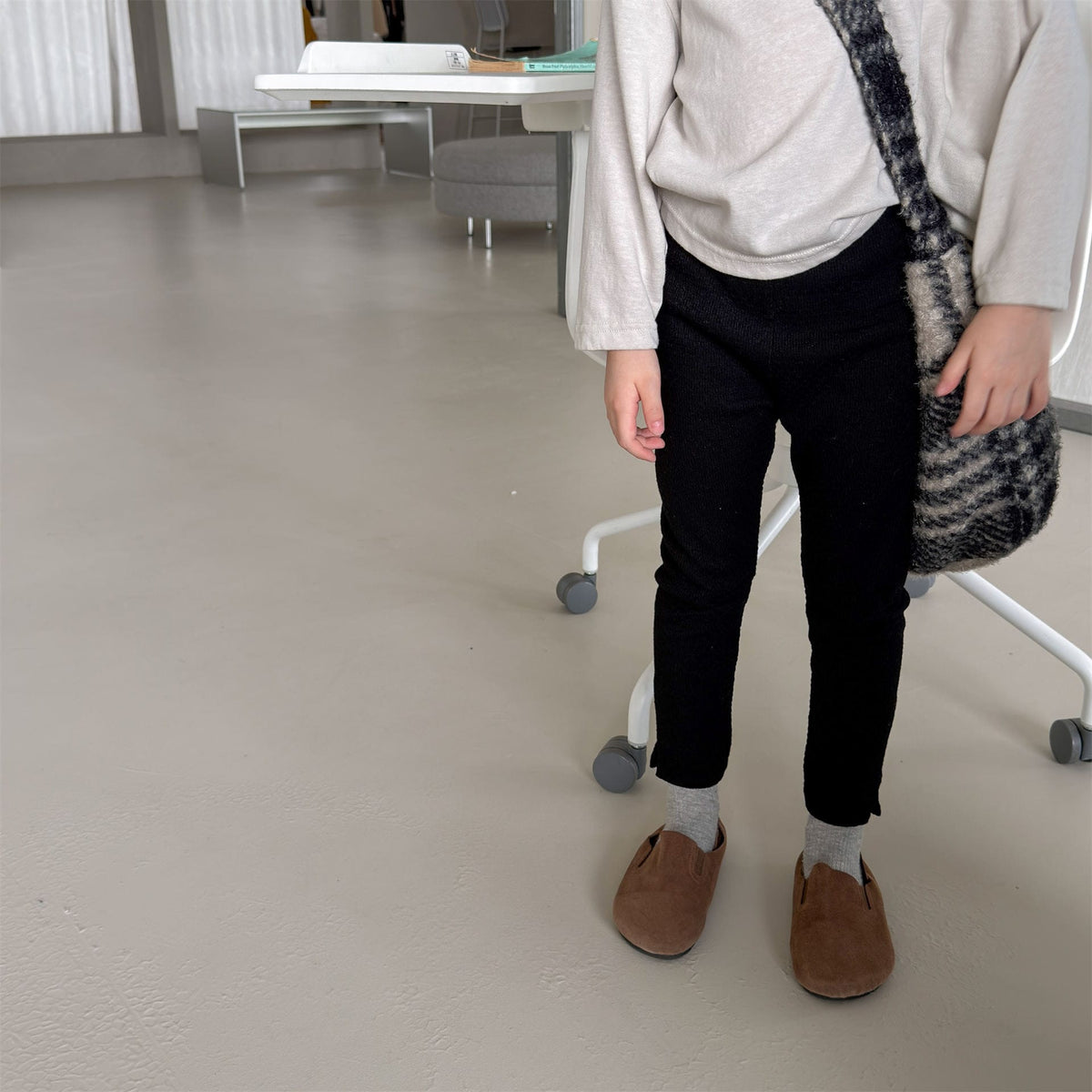 キッズ用ハイウエスト レギンスパンツ（黒）手前寄りの脚、スリムシルエット