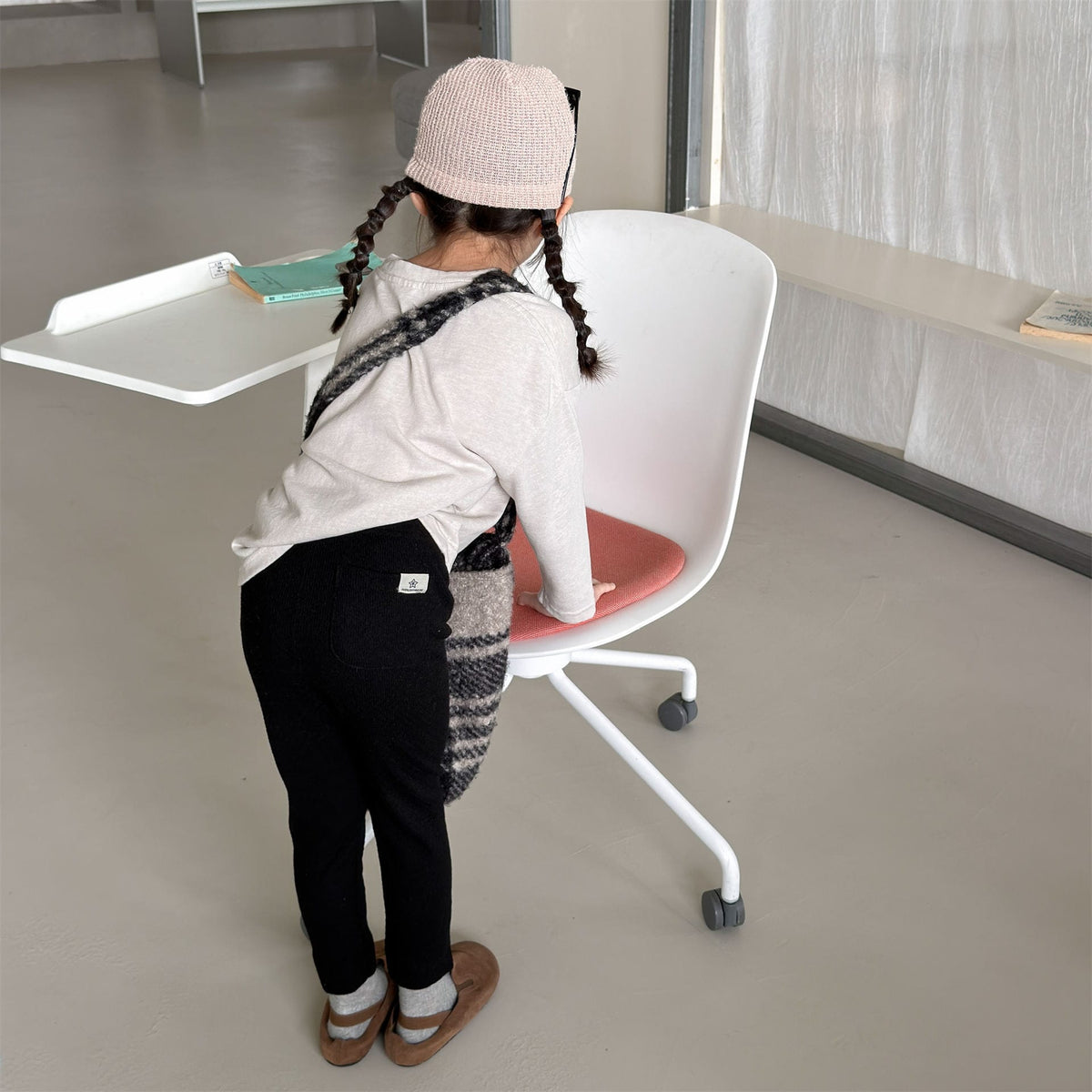 キッズ用ハイウエスト レギンスパンツ（黒）後ろ姿、バックポケットの位置