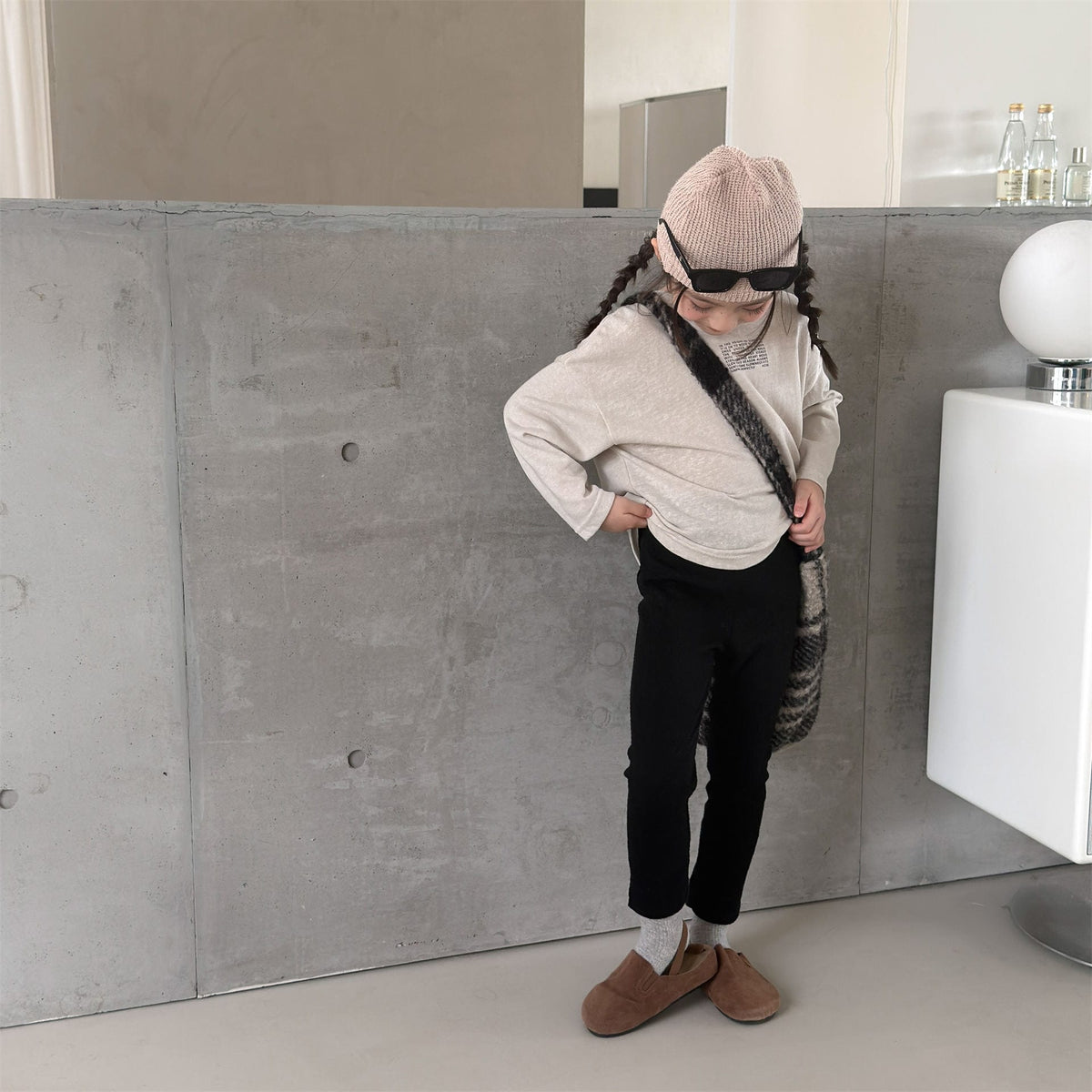 キッズ用ハイウエスト レギンスパンツ（黒）後ろ姿、バックポケット付き