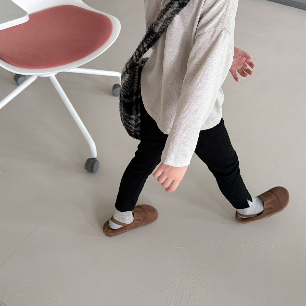 キッズ用ハイウエスト レギンスパンツ（黒）裾リブ仕上げのスリムレッグ
