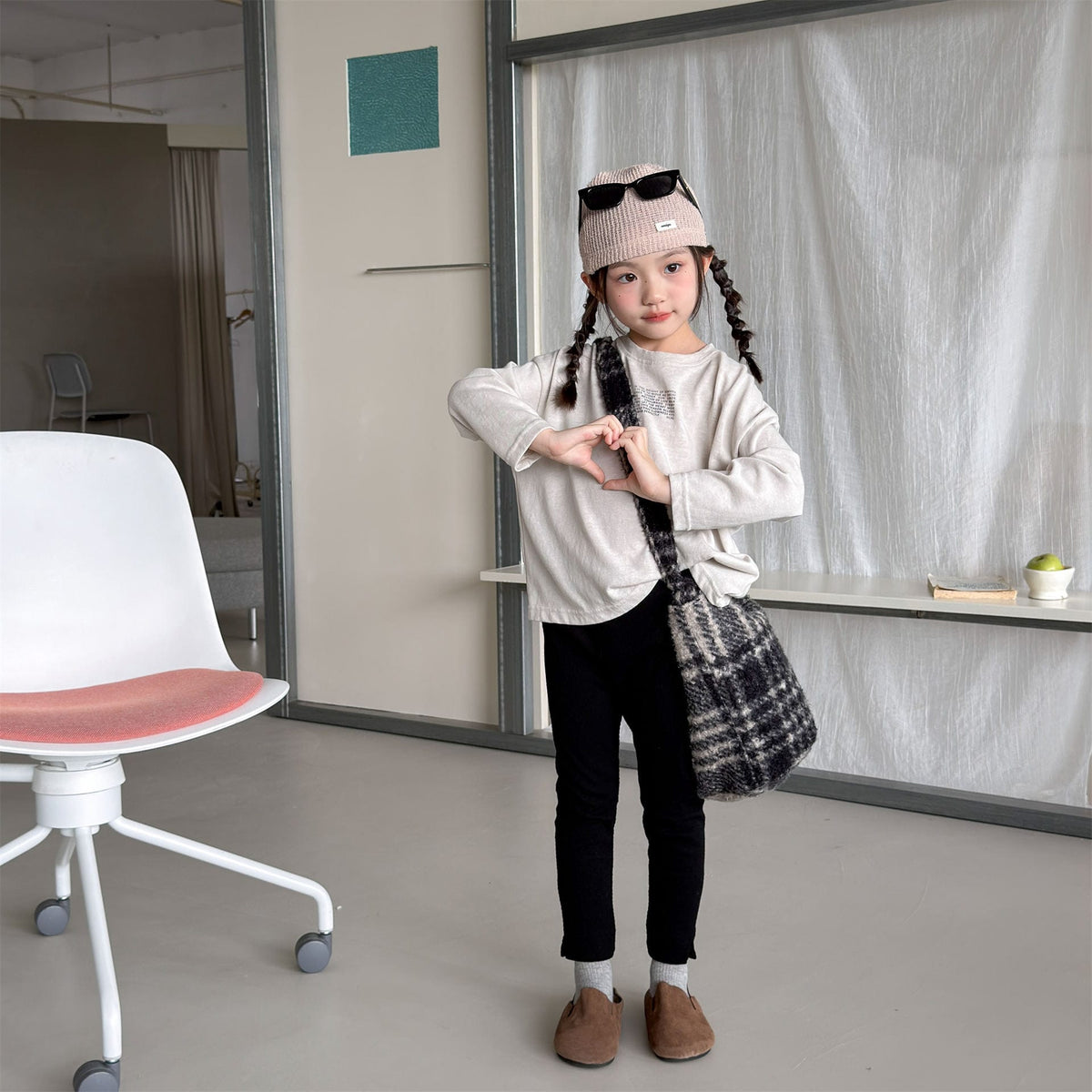 キッズ用ハイウエスト レギンスパンツ（黒）バックポケット付き、全身・前向き